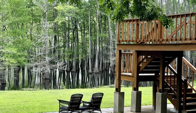 Stunning Lake Views, Grill, Fire pit, Fish from Backyard, Fully Stocked for you in West Monroe