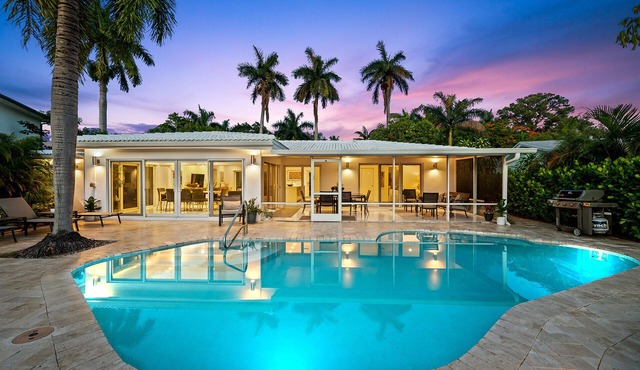 Stunning Modern Waterfront Retreat Near Beaches & Dining!
