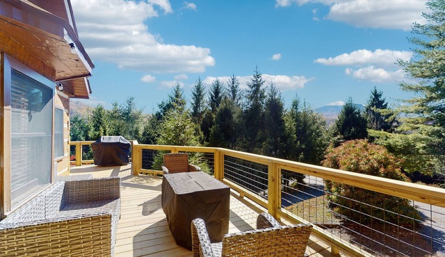 Stunning mountain view home with large deck and close to local attractions