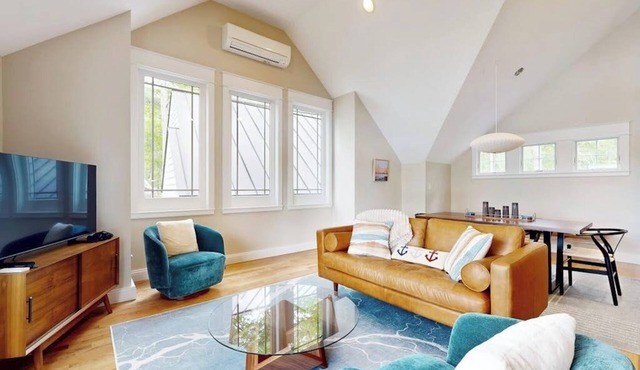 Stunning riverfront home, hot tub, BBQ, and washer & dryer