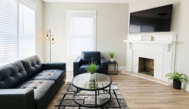 Stylish 2BR Near ECU & Downtown Fast WiFi Self Check-In