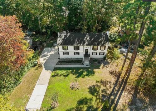 Stylish 4BR Getaway with Game Room, Grills & Cozy Outdoor Fire-Pit