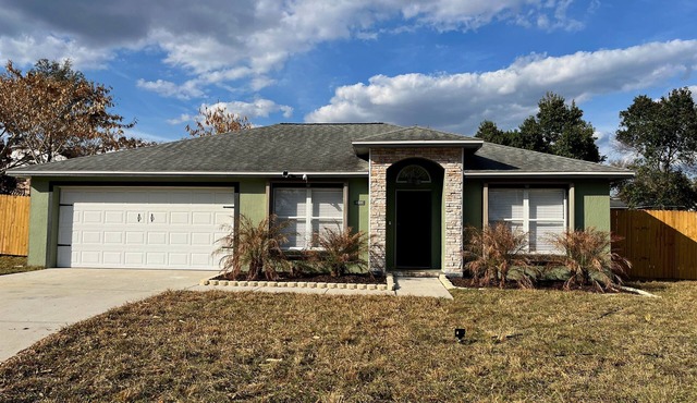 Stylish Lake Wales home near lake