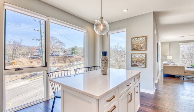 Stylish luxury loft w/ rooftop deck, gas grills, & WiFi - walk to downtown
