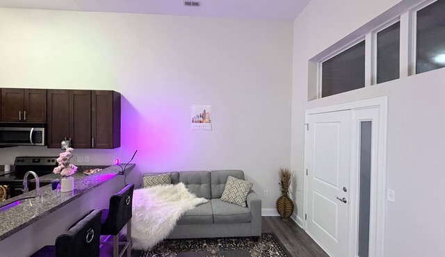 Stylish Modern Studio, Steps from Dining & Entertainment