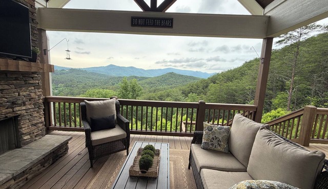 Stylish with Breathtaking views, 4bed, 4.5baths, pool table, fire pit and more! in Copperhill