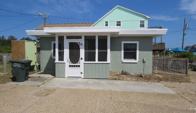 Summer Special/RIGHT ACROSS from OCEAN/Fenced yard/pet friendly