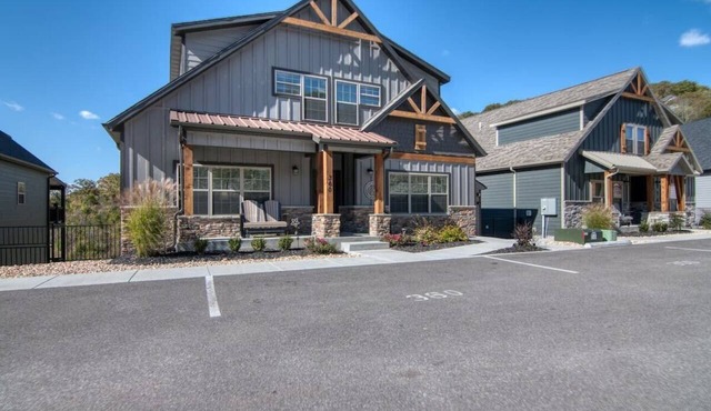 Table Rock Lake View! Two Community Pools! in Branson