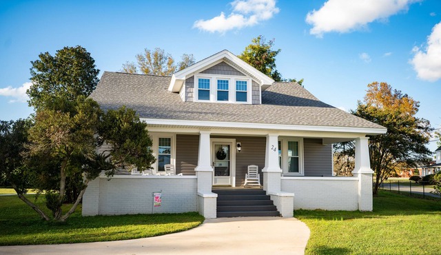 The Beautiful Gray House, 4 Bedroom Historic Bungalow