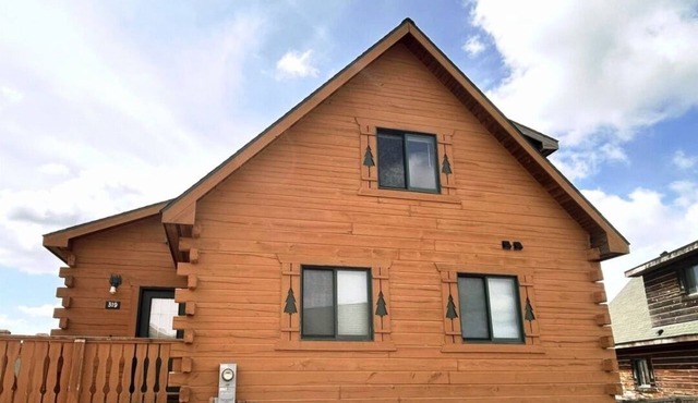 The Green Bear Cabin (Unit A) Near Jellystone/Three Bears Resort in Warrens, WI