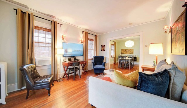 The Home Collection: Hawthorne 1BR King Suite | Private Balcony | Walk to Novant