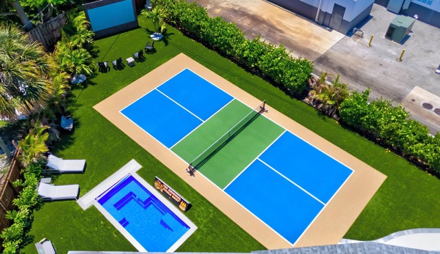 The Pickle House, Deerfield Beach, Pickle Ball court, pool, fire pit and more!