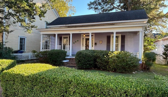 The Pirate House: A charming 3-bedroom cottage in historic Little Washington