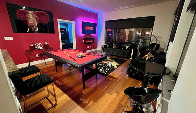 The Red Room Retreat - Fireplace - Pool Table