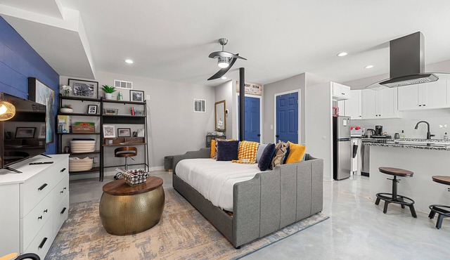 The Rhitreat - Studio, 10 Min Downtown & Airport