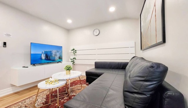 The Serene Haven Modern 2 Queen Bed Full Apartment in St. Catharines