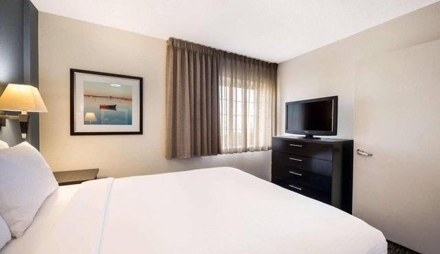 THREE Convenient 1BR Suites with Kitchens, Pets Are Welcome, Airport Shuttle!