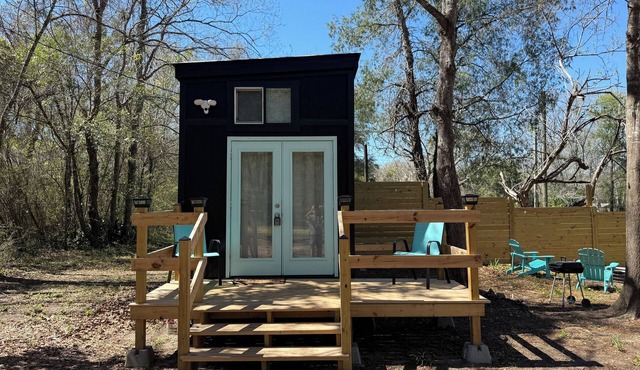 TINY home hideaway nestled in tree’s close to Pensacola FL. Pets welcome! in Cantonment