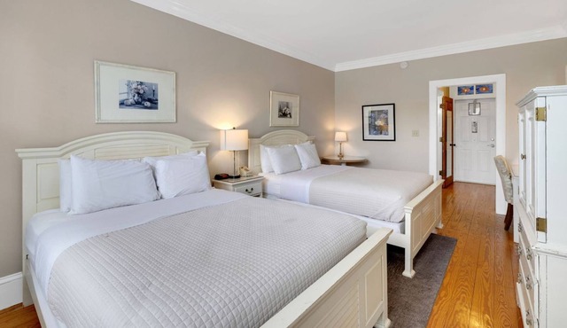 Tranquil House Inn - Downtown Waterfront Manteo - 2 Queens Handicap Access Rm 14