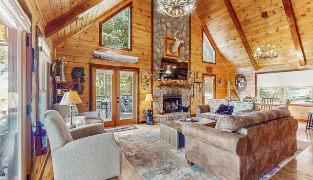 Tranquil mountain cabin with stunning views, hot tub & dog friendly