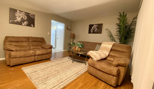 Tropical Apartment Overlooking Golf Course, Minutes to Attractions in Montgomery