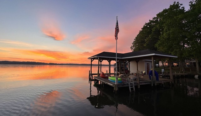 Ultimate Family Lakehouse- wide water views!