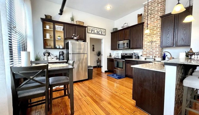 Unit A - 2-bedroom 2 bath condo in wonderful Downtown Hammond with AC, WiFi in Hammond