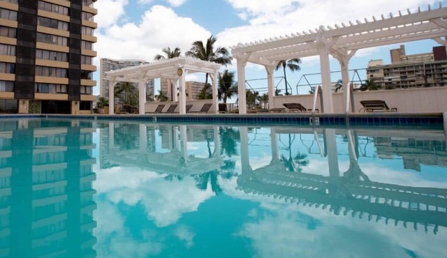 Upbeat Hawaiian Monarch Studio | Pool + Gym