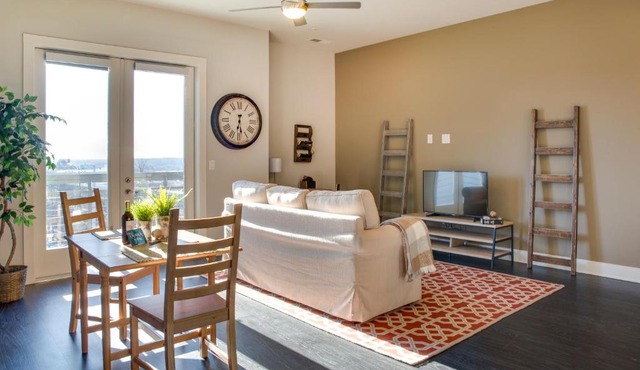 Uptown 1 BR Apt with Balcony by Frontdesk