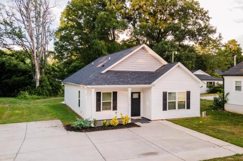 Uptown Charlotte 3BR | Grill + Fire Pit