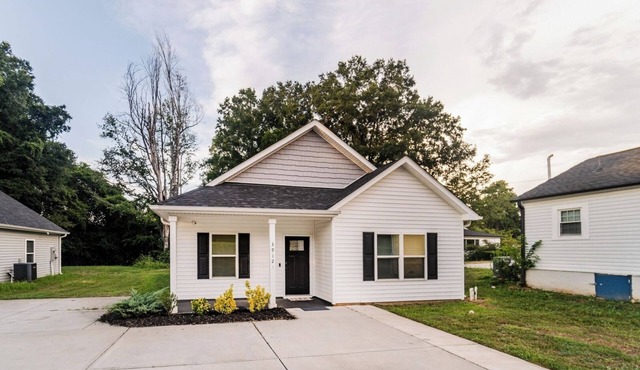 Uptown Charlotte 3BR | Grill + Fire Pit