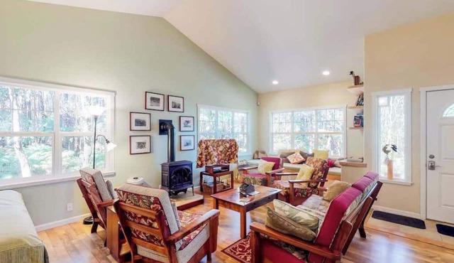 Volcano Retreat with Full Kitchen, Gas Fireplace & Lanais