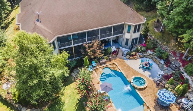 Voted Best Family Stay in the Smokys 2023-2025 private pool, 55” tvs