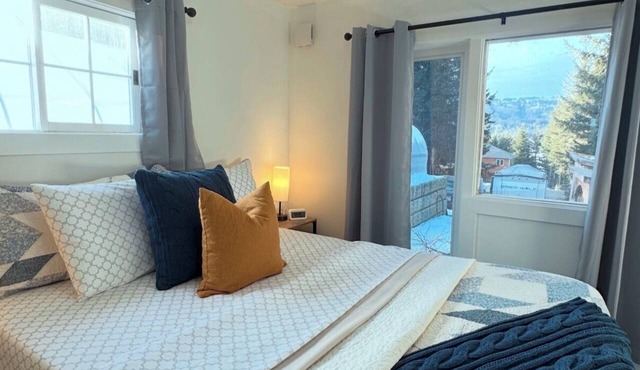 Wagon Wheel Cottage. Charming 2-bedroom home on the iconic Wagon Wheel property.