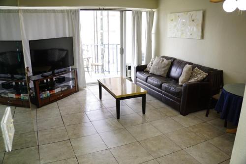Waikiki condo 2 bedroom FREE parking 4beds