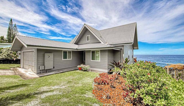 Wake to Oceanfront Views on Your Pahoa Lanai