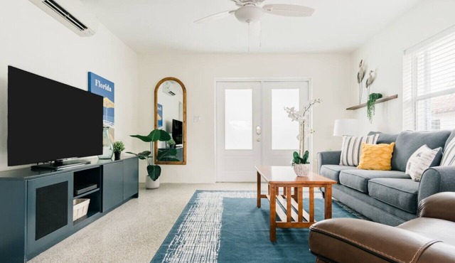 Walk to Beach & Sleep in King Bed -Island Comfort! in Pompano Beach