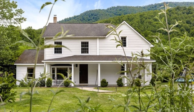 Walk to Old Rag | Hot Tub | Dog-Friendly Farmhouse
