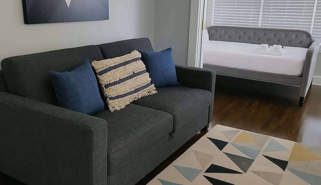 Warm & Stylish 2BR Apt in Chicago
