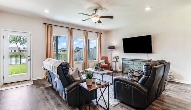 Waterfront,4bedroom,2bath,King Bed,separate shower in Lafayette