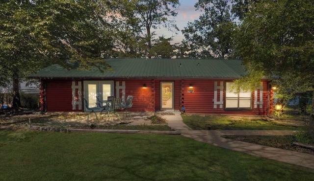 Waterfront authentic log cabin in charming Anacoco in Anacoco