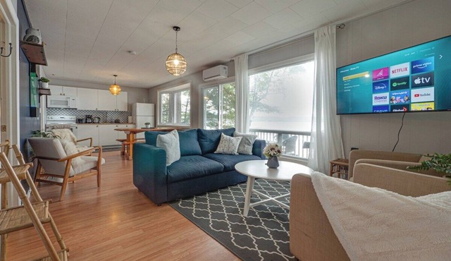 Waterfront Night Owl Cottage on Halls Lake in Algonquin Highlands