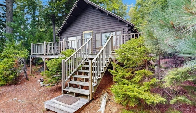 Waterfront cabin with amazing views from the deck & lake access