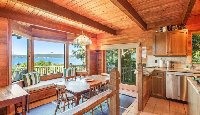 Waterfront home on Saratoga Passage with amazing view, sauna, & deck - 1 dog OK in Langley
