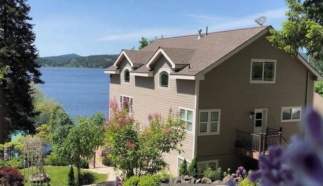 Waterfront home sleeps 21 with dock and game room in Hauser
