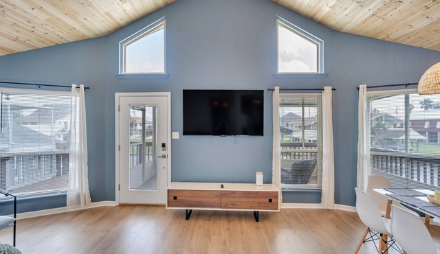 Waterfront, King Suite, Fully Stocked, Minutes from New Orleans, Pets Welcome in Barataria