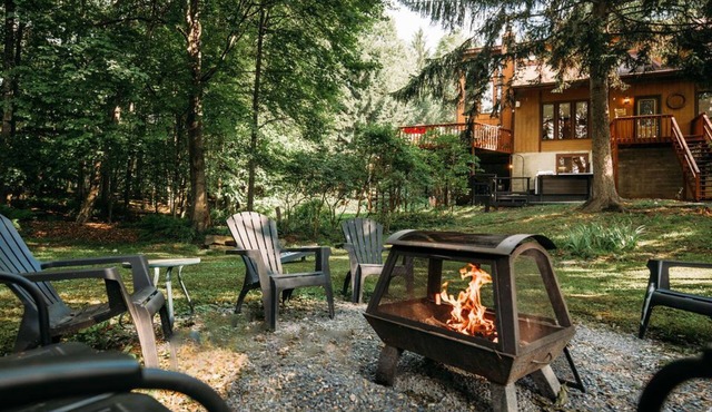 Waterfront Pocono Home HotTub, Sauna & Fishing in Bushkill
