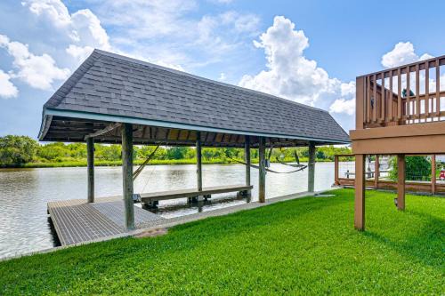 Waterfront Studio w/Dock, 8 Mi to Kemah Boardwalk in Dickinson