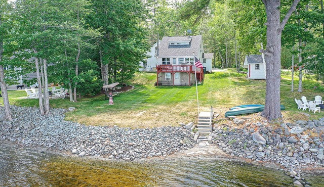 Waterfront Victoria Cottage,Kayaks,paddle board and canoe Included, Dogs Welcome