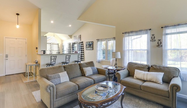 Wichita Townhome w/Patio: 9 Mi to Downtown!